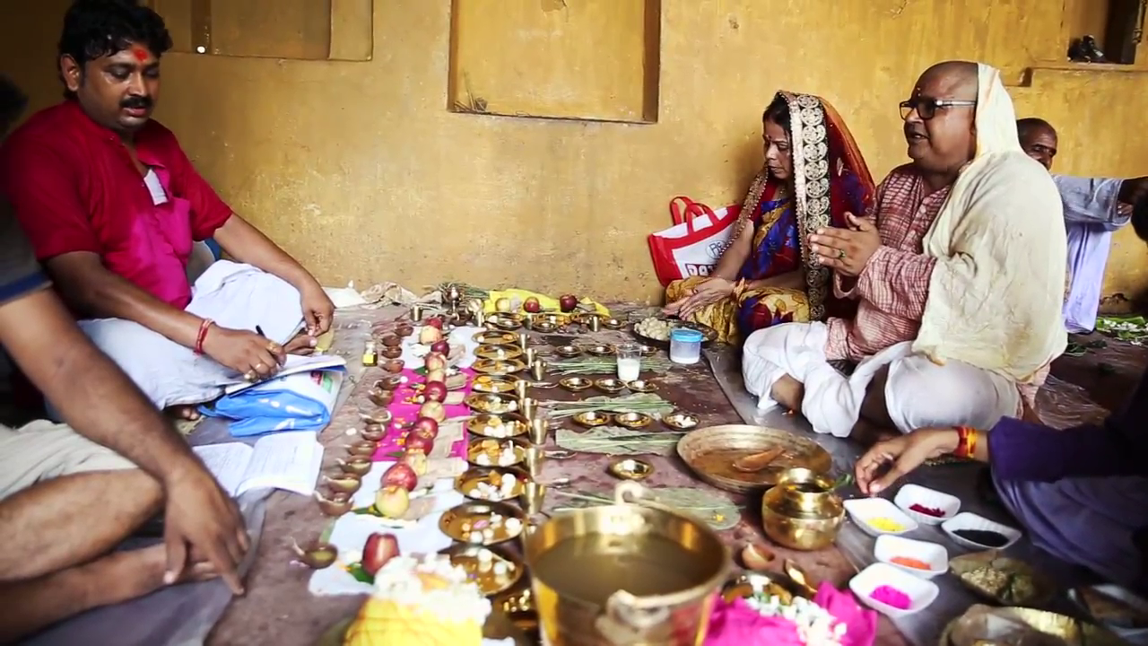 श्राद्ध कर्म कराते पंडित