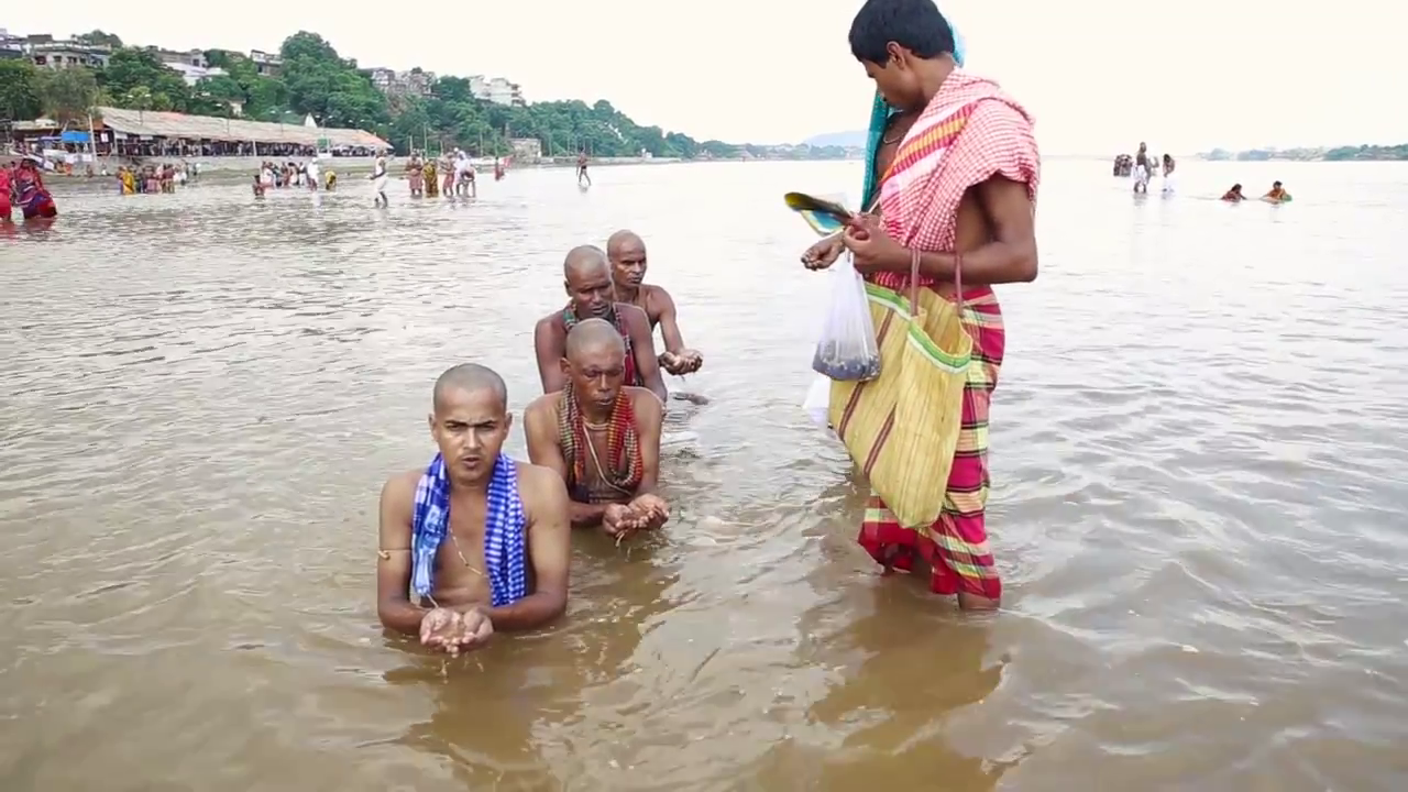 पितरों को जल चढ़ाते श्रद्धालु.