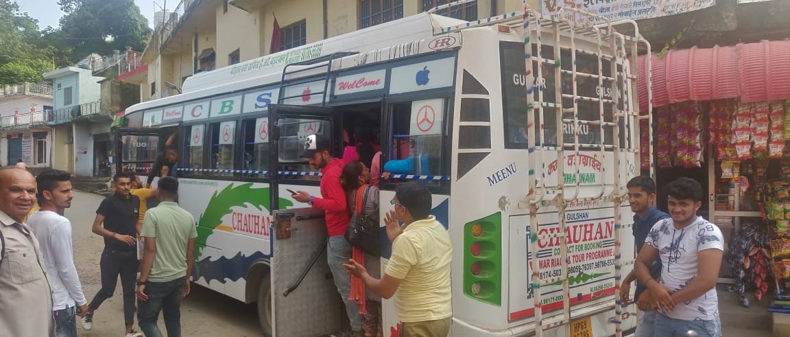 bus overloaded in barsar hamirpur