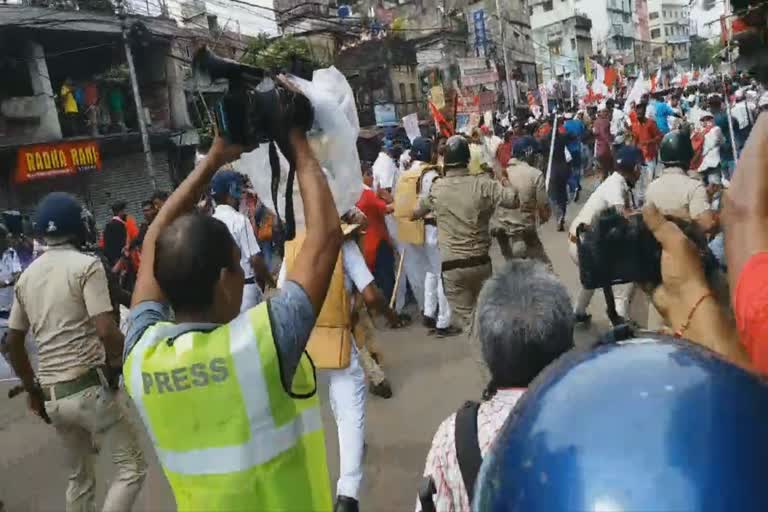 Several people were injured in police sticks during the march on the left front