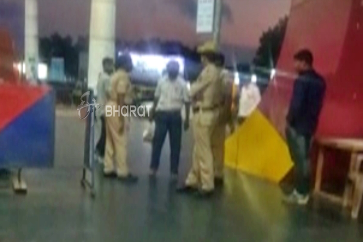 Lady constable misbehavior, Lady constable misbehavior on government employee, Hubli Railway station news, hubli news,