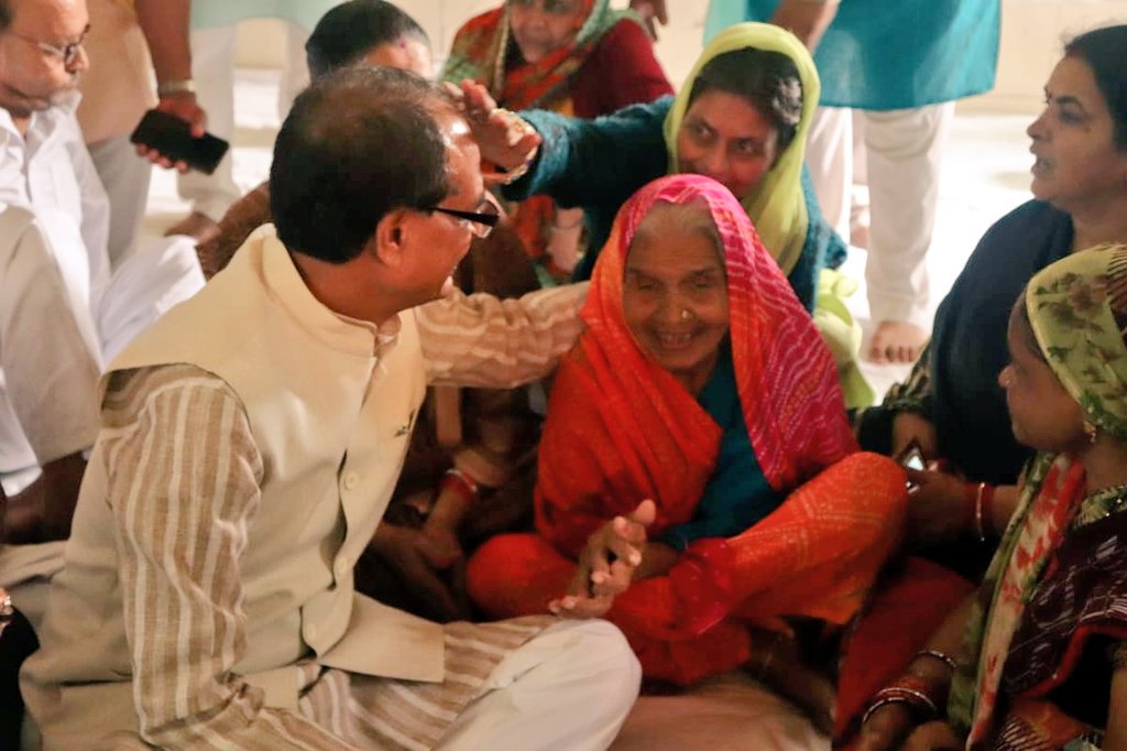 Former CM Shivraj Singh Chouhan visits old age home as part of Sewa Saptah