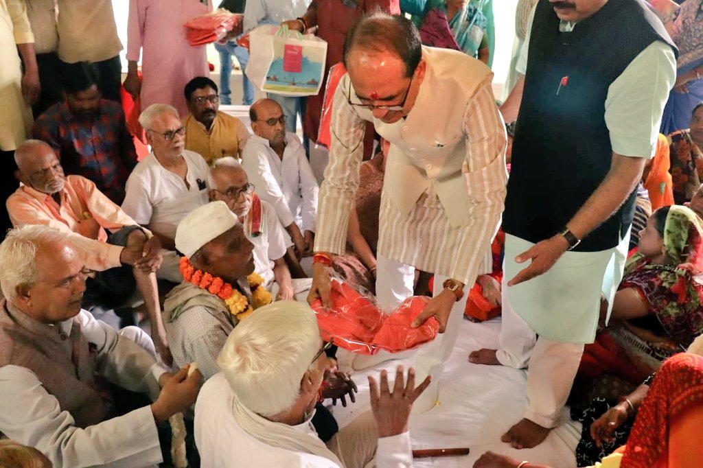 Former CM Shivraj Singh Chouhan visits old age home as part of Sewa Saptah