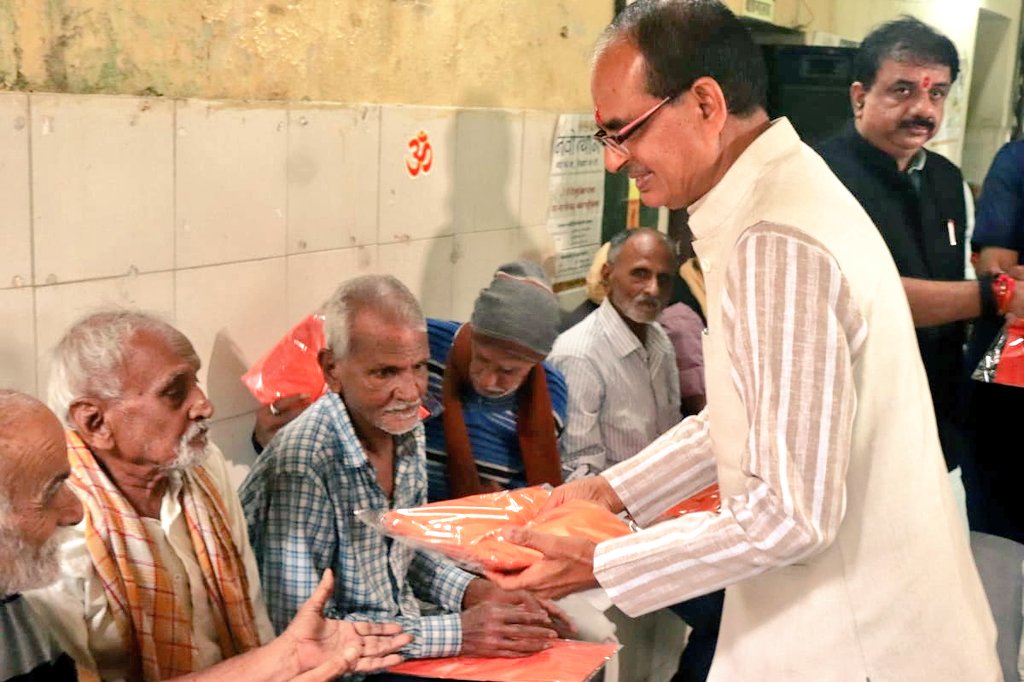 Former CM Shivraj Singh Chouhan visits old age home as part of Sewa Saptah