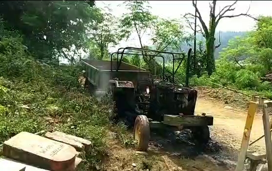 Naxalites burnt vehicles in Chaibasa