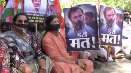 women congress protested by locking mouths