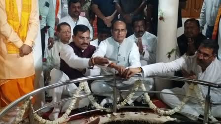 Shivraj Singh worshiped in Aanchal Kund Dham