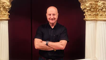 Anupam Kher  anupam kher greeted in bengaluru flight  bollywood actor anupam kher  Anupam Kher gets special token of love  Indigo crew and Passengers  Bollywood Star  ഇത് അവിശ്വസനീയം  ബെംഗളൂരുവിലേക്ക് പറന്ന അനുപം ഖേറിന്  അനുപം ഖേറിന് സ്വീകരണമൊരുക്കി ഇന്‍ഡിഗോ  ഇന്‍ഡിഗോ ക്രൂ അംഗങ്ങളും യാത്രക്കാരും  ബെംഗളൂരു  അനുപം ഖേര്‍  താരം  യാത്രക്കാര്‍