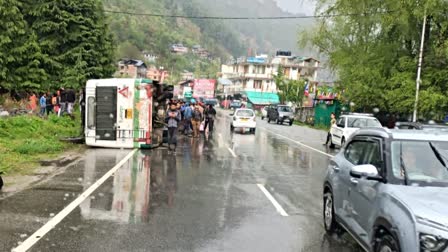 HRTC bus overturned in Manali