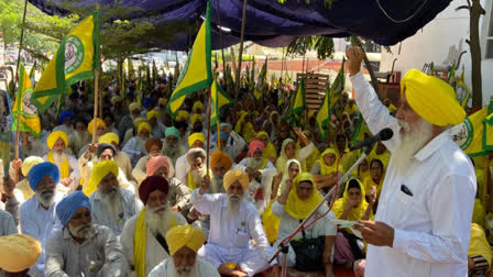 Farmers besieged the Deputy Commissioners office for compensation of ruined crops