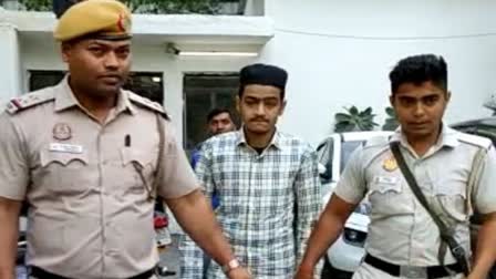 Police arrested mobile snatcher in delhi