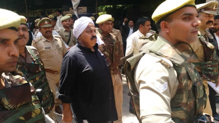 Mafia Atiq Ahmed  Umesh Pal Murder Case  Atiq Ahmed  Mafia Atiq Ahmed Pakistani Connection  Prayagraj Murder Case  Ahmed has direct connections with Pakistan ISI  ಭಯೋತ್ಪಾದಕರ ಸಂಘಟನೆ ಜೊತೆ ಅತಿಕ್​ ಅಹ್ಮದ್​ ನೇರ ಸಂಪರ್ಕ  ನಮಗೆ ಯೋಗಿ ಮೇಲೆ ನಂಬಿಕೆಯಿದೆ ಎಂದ ಮೃತ ವಕಿಲನ ಕುಟುಂಬ  ಪ್ರಯಾಗ್‌ರಾಜ್‌ನಲ್ಲಿ ದರೋಡೆಕೋರ ಅತೀಕ್ ಅಹ್ಮದ್‌  ಆರೋಪಿಯನ್ನು ಕಸ್ಟಡಿಗೆ ನೀಡಲಾಯಿತು  ಬಾಹುಬಲಿ ಅತೀಕ್ ಅಹ್ಮದ್  ಪಾಕಿಸ್ತಾನದ ಇಂಟರ್ ಸರ್ವೀಸಸ್ ಇಂಟೆಲಿಜೆನ್ಸ್  ವಉತ್ತರ ಪ್ರದೇಶದ ವಿಶೇಷ ಕಾರ್ಯಪಡೆ  ಪೊಲೀಸ್ ಬೆಂಗಾವಲು ಪಡೆ ಮೇಲೆ ದಾಳಿ