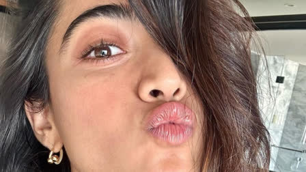 Rashmika Mandanna gives out 'kissie' to fans