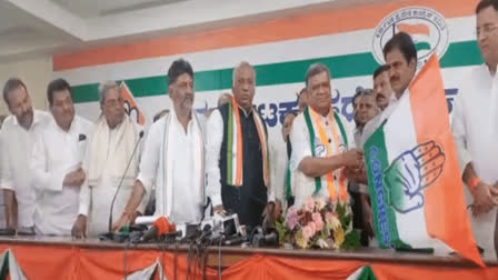 jagadish shettar joins congress  former karnataka cm jagadish shettar  karnataka  karnataka election  jagadish shettar bjp  jagadish shettar congress  ബിജെപി  ബിജെപി കർണാടക  കർണാടക മുൻ മുഖ്യമന്ത്രി ജഗദീഷ് ഷെട്ടാർ  ജഗദീഷ് ഷെട്ടാർ  ജഗദീഷ് ഷെട്ടാർ കോൺഗ്രസിൽ ചേർന്നു  ജഗദീഷ് ഷെട്ടാർ കോൺഗ്രസ്  ജഗദീഷ് ഷെട്ടാർ ബിജെപി  കർണാടക തെരഞ്ഞെടുപ്പ്  കർണാടക