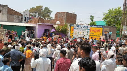 Tractor of gravel mafia crushed youth on road in Dholpur