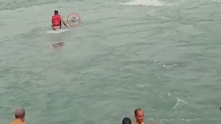 water-police-rescues-gujarati-devotee-flowing-in-ganga-in-haridwar