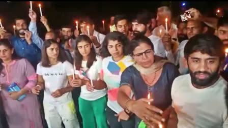 Women Wrestlers Protest  Wrestlers take out candle march at Jantar Mantar  Wrestlers take out candle march  ಹುತಾತ್ಮರಾದ ಯೋಧರಿಗೆ ಮೌನಾಚರಣೆ ಸಲ್ಲಿಸಿ ಪ್ರತಿಭಟನೆ  ಪ್ರತಿಭಟನೆ ಮುಂದುವರಿಸಿದ ಕುಸ್ತಿಪಟುಗಳು  ಜಂತರ್ ಮಂತರ್​ನಲ್ಲಿ ಐದನೇ ದಿನವೂ ಕುಸ್ತಿಪಟುಗಳ ಪ್ರತಿಭಟನೆ  ಬುಧವಾರ ರಾತ್ರಿ ಕುಸ್ತಿಪಟುಗಳು ಕ್ಯಾಂಡಲ್ ಮಾರ್ಚ್  ಜಂತರ್ ಮಂತರ್​ನಲ್ಲಿ ಕುಸ್ತಿಪಟುಗಳು ಧರಣಿ  ನ್ಯಾಯಕ್ಕಾಗಿ ಪ್ರಧಾನಿ ನರೇಂದ್ರ ಮೋದಿ ಅವರಿಗೆ ಮನವಿ  ಫೆಡರೇಶನ್ ಅಧ್ಯಕ್ಷ ಭೂಷಣ್ ಶರಣ್ ಸಿಂಗ್ ವಿರುದ್ಧ ತನಿಖೆ  ರಾಜ್ಯಪಾಲ ಸತ್ಯಪಾಲ್ ಮಲಿಕ್​