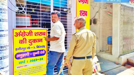 police-and-accused-purchased-liquor-in-uttarpradesh-photo-went-viral