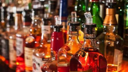 Liquor price reduction in Telangana  Liquor price in Telangana  Telangana New Liquor price  Telangana New Liquor policy  മദ്യത്തിന് വിലകുറച്ച് തെലങ്കാന സര്‍ക്കാര്‍  ഫുള്‍ ബോട്ടിലിന് 40 രൂപ കുറയും  തെലങ്കാന സര്‍ക്കാരിന്‍റെ ഉത്തരവ്  ബാർ ലൈസൻസ്  ബിയറിന്‍റെ വിലയിൽ മാറ്റമില്ല  മദ്യത്തിന്‍റെ വില