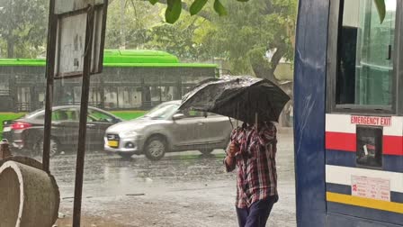 Rain started in Delhi with strong winds