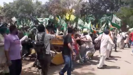 Wrestlers protest: Farmers arrived at Jantar Mantar and broke the barricading