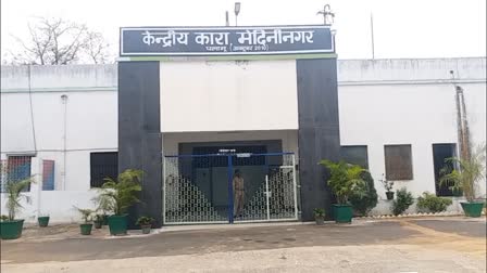 http://10.10.50.75//jharkhand/08-May-2023/jh-pal-02-raid-in-central-jail-pkg-7203481_08052023165136_0805f_1683544896_481.jpg