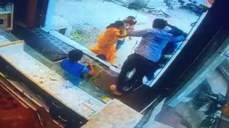 3 miscreants attempt to rob person