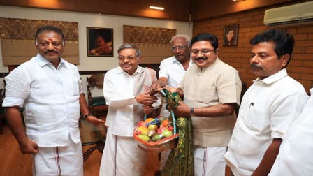 Panneerselvam joins hands with T T V Dhinakaran front to take in Sasikala