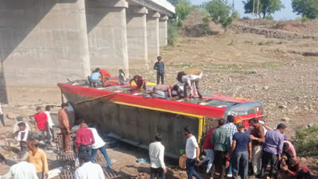 MAJOR ROAD ACCIDENT IN MP KHARGONE PASSENGER BUS FELL UNDER BRIDGE 14 DIED