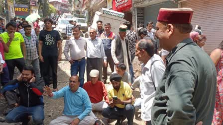 मालरोड के पुनर्निर्माण के कार्यों को लेकर व्यापारियों का धरना