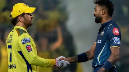 MS Dhoni shakes hands with Hardik Pandya