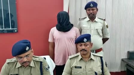 पुलिस के साथ कैलाश महतो हत्याकांड का मुख्य आरोपी