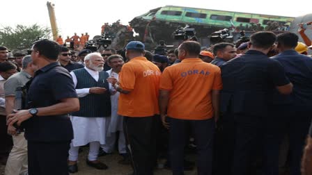 PM Modi arrived at Balasore Train disaster Spot  PM Modi  Balasore Train disaster  Balasore Train disaster Spot  Prime Minister  Narendra Modi  രാജ്യത്തെ കണ്ണീരിലാഴ്‌ത്തി ബലാസോര്‍  ദുരന്തഭൂമിയില്‍ നേരിട്ടെത്തി  പ്രധാനമന്ത്രി നരേന്ദ്രമോദി  നരേന്ദ്രമോദി  പ്രധാനമന്ത്രി  ഒഡിഷ മുഖ്യമന്ത്രി  പശ്ചിമ ബംഗാൾ മുഖ്യമന്ത്രി  മമത ബാനർജി