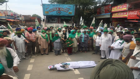 Farmers burnt effigies of Modi government in Barnala