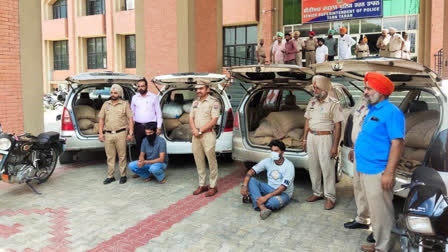 Police arrested 5 accused of 2 gangs who stole wheat in different markets