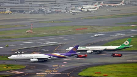 Runway closed  Haneda airport  Haneda  Tokyos Haneda airport  Tokyo airport  jets accidentally contact each other  Tokyo  Tokyo Haneda  Thai Airways International jet  Eva Airways plane  ഹനേഡ  യാത്ര വിമാനങ്ങൾ പരസ്‌പരം ഉരസി  ജെറ്റുകൾ പരസ്‌പരം ഉരസി  റൺവേ  റൺവേ അടച്ചു  വിമാനങ്ങൾ തമ്മിൽ ഉരസി  വിമാനങ്ങൾ ഉരസി വിമാനത്താവളത്തിലെ റൺവേ അടച്ചു  ഇവാ എയർവേയ്‌സ് വിമാനം  തായ് എയർവേയ്‌സ് ഇന്‍റർനാഷണൽ ജെറ്റ്  ജെറ്റ്  ഹനേഡ വിമാനത്താവളം  ടോക്കിയോ ഹനേഡ  ടോക്കിയോ വിമാനത്താവളം