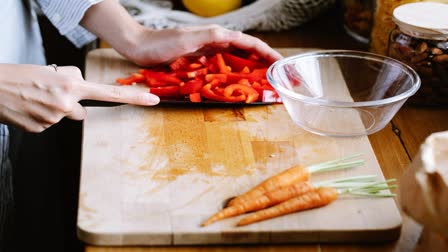 Your vegetable chopping boards can produce toxic microparticles