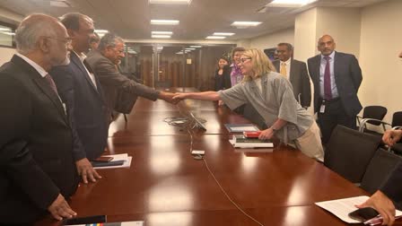 CM Pinarayi Vijayan  Pinarayi Vijayan and World Bank officials meeting  World Bank  World Bank officials  Chief Minister  Pinarayi Vijayan  Cuba  ലോക ബാങ്ക് അധികൃതരുമായി കൂടിക്കാഴ്‌ച  ലോക ബാങ്ക്  മുഖ്യമന്ത്രി  സംഘം ക്യൂബയിലേക്ക്  ക്യൂബ  അടിസ്ഥാന സൗകര്യമേഖല  മുഖ്യമന്ത്രിയുടെ ഓഫിസ്  റീ ബിൽഡ് കേരള ഇനിഷ്യേറ്റീവ്  ധനകാര്യമന്ത്രി  ഹവാന  ഫാർമസ്യൂട്ടിക്കൽ കമ്പനി  ഫൈസറിന്‍റെ മേധാവി  ഫൈസര്‍