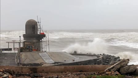 Cyclone Biparjoy  coastal districts evacuated  Cyclone  Biparjoy  Biparjoy at gujarat  ബിപോർജോയ്‌  ഗുജറാത്തിൽ ശക്തമായ മഴ  ബിപർജോയ്‌  ബിപർജോയ്‌ ചുഴലിക്കാറ്റ്  തീരദേശവാസികളെ ഒഴിപ്പിച്ചു  വിമാനങ്ങൾ റദ്ദാക്കി  ശക്തമായ മഴ  ചുഴലിക്കാറ്റ്  കച്ച്