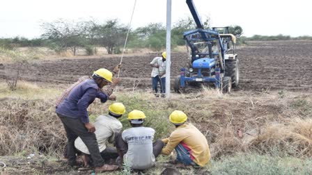 Power supply disrupted in 39 villages in Morbi district, electricity workers continued to strike