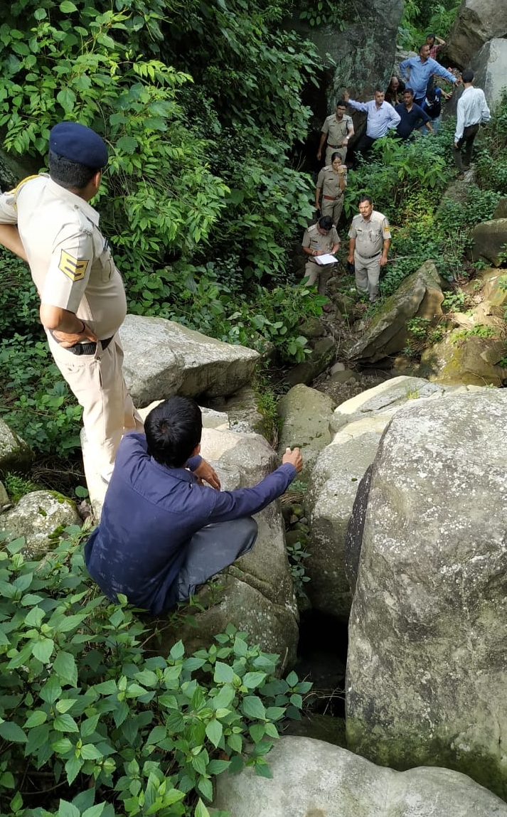 घटनास्थल पर जांच करती पुलिस