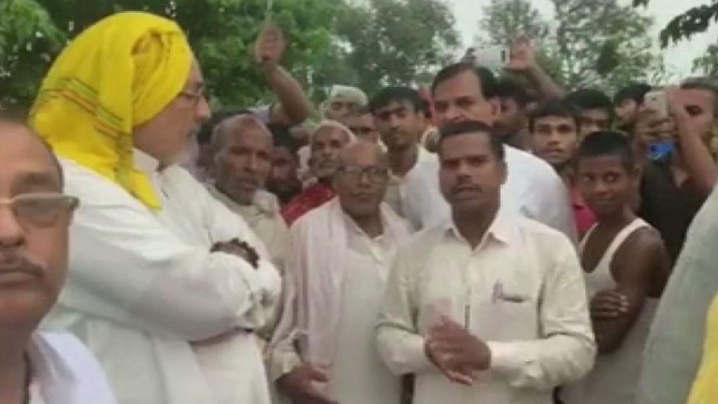 Giriraj Singh meet flood victims in begusarai