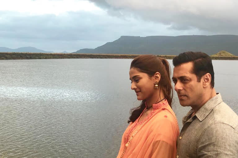 Saiee manjrekar and salman khan