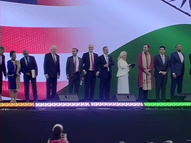 Congressional delegation arrives on stage