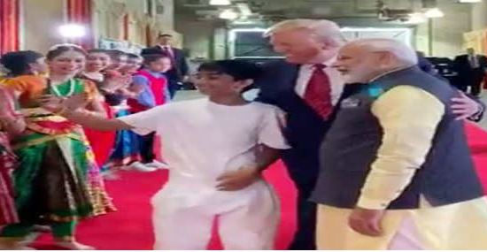 child take selfie with modi-trump  howdy modi event  ହୋଷ୍ଟନରେ ମଞ୍ଚକୁ ଯିବା ପୂର୍ବରୁ ଅଟକିଲେ ମୋଦି-ଟ୍ରମ୍ପ