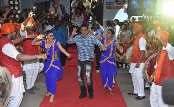 salman khan in mumbai metro