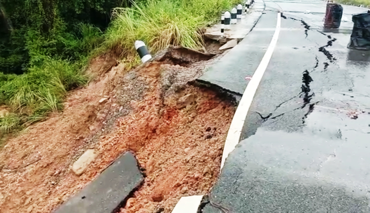 LANDSLIDE IN FOUR LANE HOJAI