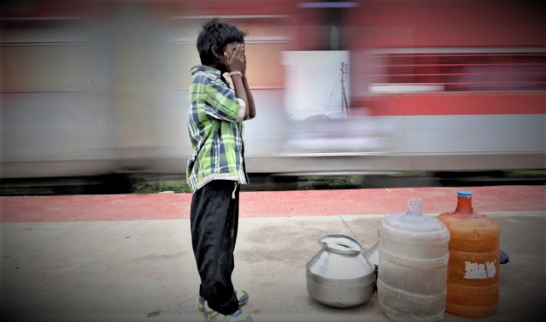 மகராஷ்ரா  தண்ணீர்க்காக 14 கி.மீ ரயில் பயணம்  மனதை உருக்கும் பள்ளி குழந்தைகள்  முகுந்த்வாடி  Mukundwadi  Maharastra  14km ​​train journey for water  School children who make up the mind