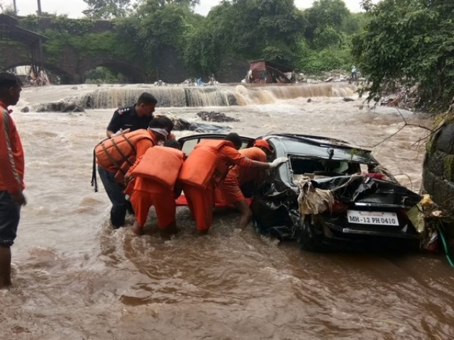 Five dead after a wall collapsed due to heavy rains in Sahakar Nagar, Pune