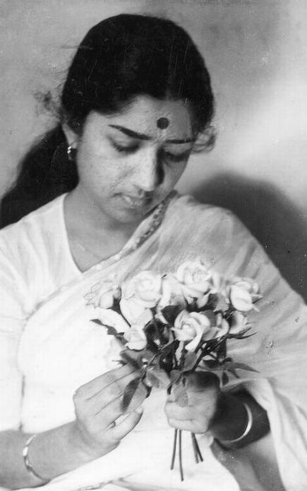 lata mangeshkar  indian ninghtingale lata mangeshkar  ലത മങ്കേഷ്കർ  തൊണ്ണൂറിന്‍റെ നിറവില്‍ ഇന്ത്യയുടെ വാനമ്പാടി